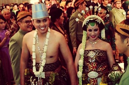 Tatapan Mesra Chacha Frederica ke Suami di Pelaminan