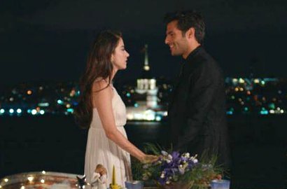Ayaz dan Oyku Makan Malam Romantis di 'Cinta di Musim Cherry', Fans Heboh