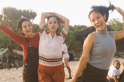 Serunya Chelsea Islan dan Para Pemain '3 Srikandi' Berfoto di Lokasi Syuting