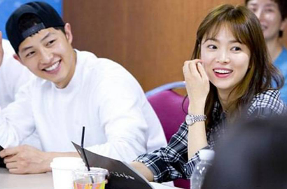 Song Hye Kyo Senyum Manis Bareng Song Joong Ki di Video 'Descendants of the Sun'