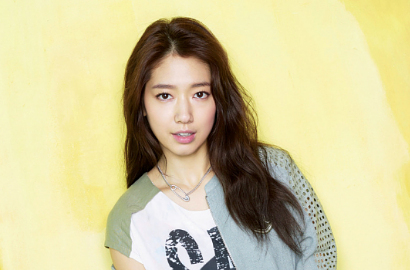 Tampil Tomboy, Park Shin Hye Tetap Cantik di Foto Majalah Tiongkok