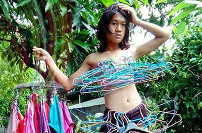 'Terlalu Kreatif', Model Asal Thailand Bikin Gaun dari Atap Rumah