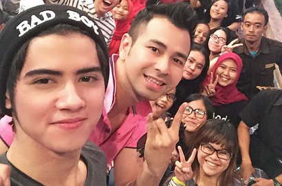 Raffi Ahmad dan Aliando Selfie Cakep Bareng di Toilet, Gantengan Siapa?