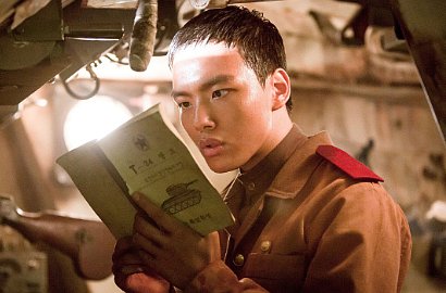 Huh, Wajah Yeo Jin Goo Super Menyebalkan di Poster Utama 'Western Front'