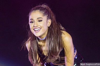 Kenapa Ariana Grande Menangis di Konser Indonesia?