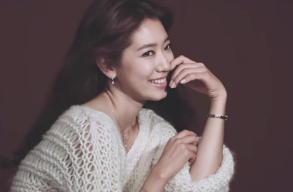 Park Shin Hye Pamer Pundak dan Belahan Dada di Video Iklan Agatha Paris