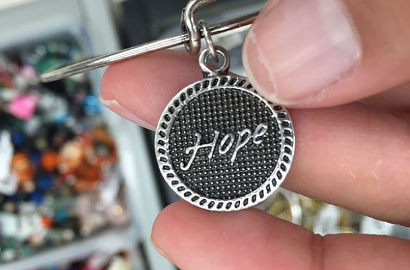Pin Bertuliskan 'Hope' Ini Berisi Simbol Nazi, Penasaran?