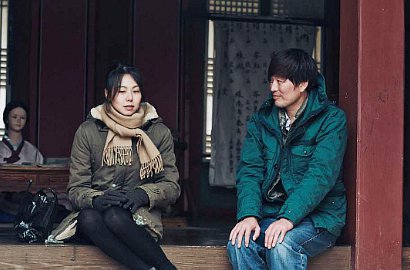 Jung Jae Young Pasang Aksi Malu-Malu di Trailer 'Right Now, Wrong Then'