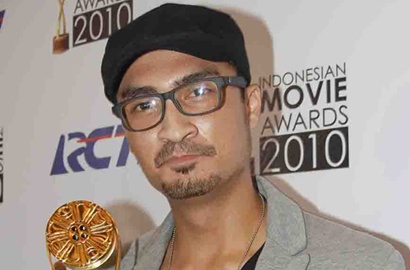 Aktor 'Serigala Terakhir' Reza Pahlevi Resmi Menikah dengan Vokalis Band Tqla