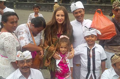 Selin Sezgin 'Melek' Serius Belajar Melukis di Bali