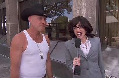 Demi Acara 'Jimmy Kimmel', Miley Cyrus Rela Menyamar Sebagai Reporter