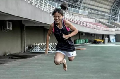Kalahkan Atlet Normal, Gadis Berkaki Satu Lompat Jauh 100 Meter