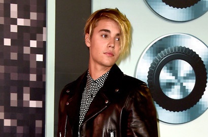 Justin Bieber Cibir Poni Lempar Sendiri di MTV VMA 2015