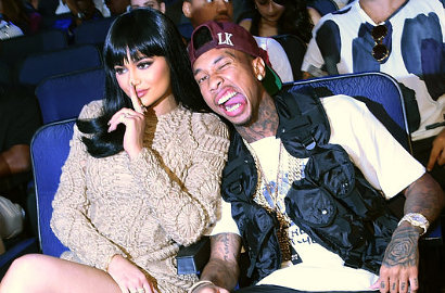 Beda Pose, Kylie Jenner dan Kekasih Tetap Mesra Duduk Berdua di MTV VMAs