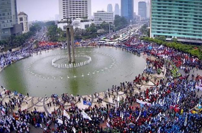 100 Ribu Buruh Dirumahkan, Ribuan Buruh Demo Banjiri Istana Negara