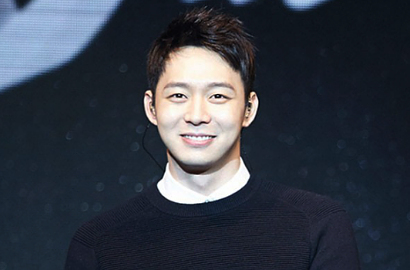 Foto Bareng Tentara Saat Wamil, Yoochun JYJ Pose Ganteng Ala Boyband