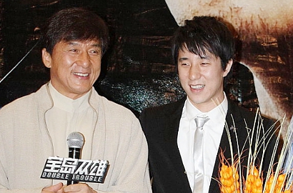 Dikabarkan Traktir Cewek-Cewek Cantik, Jackie Chan Cari Jodoh untuk Anak?