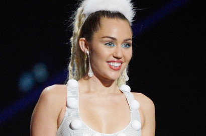 Tayangan MTV VMA 2015 Diprotes Terlalu Sensual, Gara-Gara Baju Miley Cyrus?