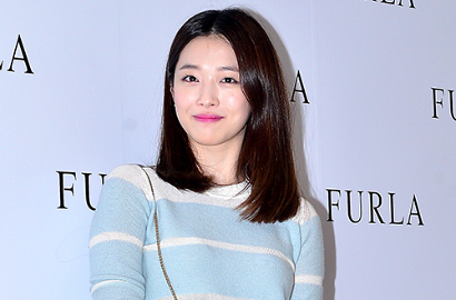 Bukan dengan Choiza, Sulli Eks f(x) Pamer Foto 'Dicium' di Instagram