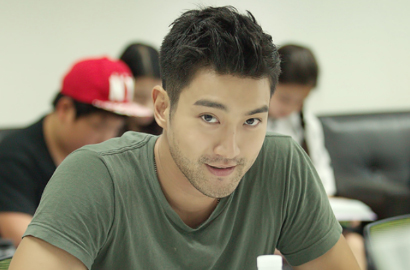 'Wanita Cantik' Peluk Siwon SuJu dari Belakang, Fans Malah Ngakak