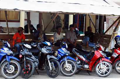 Ramai Ojek Online, Bapak Tua Ini Masih Semangat Ngojek