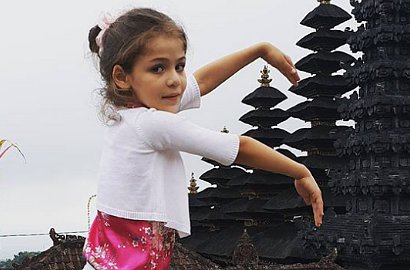 Pakai Baju Batik, Isabella 'Elif' Pamer Hadiah dari Fans Indonesia