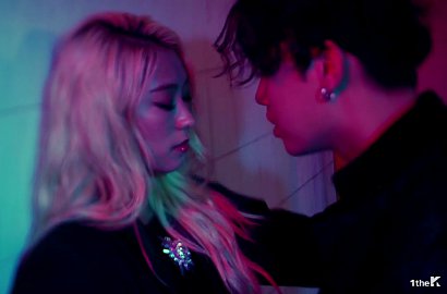 Bora Sistar Sensual Mesra-Mesraan dengan Joo Young di MV 'Wet'