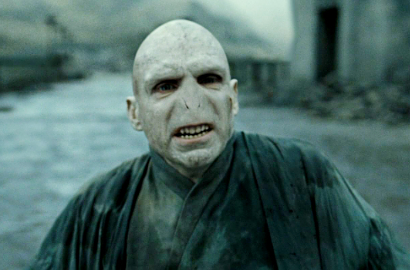 Fans Kaget Hidung Lord Voldermort Mendadak Mancung di Foto Ini