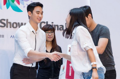 Ganteng dan Menawan, Kim Soo Hyun Pukau Fans di Acara Kosmetik di Tiongkok