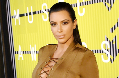 Rayakan 45 Juta Followers Instagram, Kim Kardashian Pamer Dada Lagi