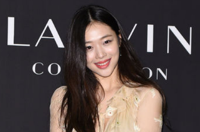 Makin Berani, Sulli Eks f(x) Pakai Baju Super Menerawang ke Acara Publik