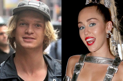 Dandan Feminin, Miley Cyrus Ketahuan Jalan Bareng Cody Simpson