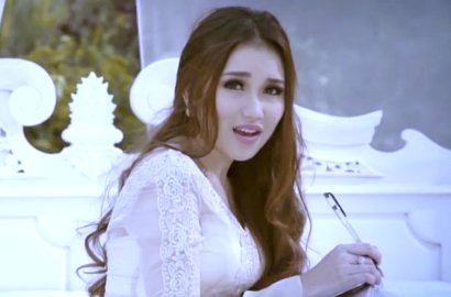 Cantiknya Ayu Ting Ting Main Gitar di Video Musik 'Suara Hati' Versi Akustik
