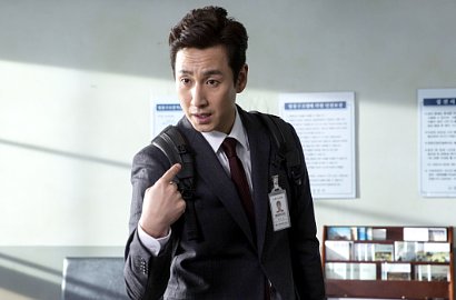 Lee Sun Gyun Tampil Kocak di Poster Terbaru Film 'Angry Lawyer'