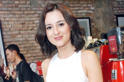 Debut Jadi Penyanyi, Julie Estelle Rilis 'Nyali Terakhir' OST 'Surat dari Praha'