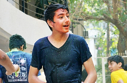 Anak Tiri Kareena Kapoor Super Ganteng Pamer Dada Telanjang