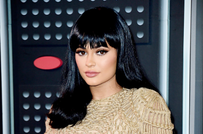 Kylie Jenner Berpose Bareng Sang Nenek, Lebih Stylish Mana?