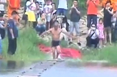 Sangar, Biksu Shaolin Tiongkok Berlari 125 Meter di Atas Air