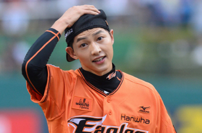 Komentator Salah Fokus Saat Song Joong Ki Tampil di Pertandingan Bisbol