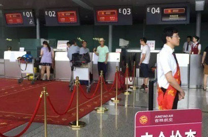 Ribut, Pria Paruh Baya Cengkram Kerah Baju Edison Chen di Bandara