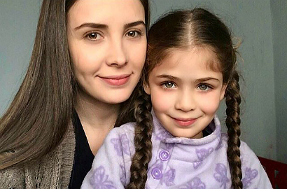 Pose Pelukan, Isabella 'Elif' dan Selin Sezgin Seperti Ibu-Anak Beneran