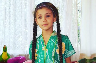 Pakai Pulpen dari Bali, Isabella 'Elif' Tulis 'I Love You Endonezya'