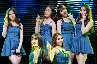 Video Insiden Jatuhnya G-Friend di Panggung Jadi Bahasan Media Internasional