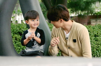 Kai EXO Pamer Foto 'Mesra' dengan Teo di 'Oh My Baby'