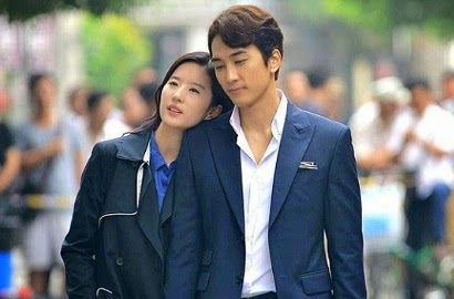 Song Seung Heon-Liu Yifei Nyaris Ciuman di Foto Terbaru 'The Third Way of Love'