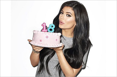Tak Mau Tambah Tua, Kylie Jenner Pose Super Menggoda di Galore