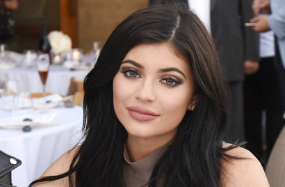 Sudah Ngaku Pakai Filler Bibir, Kylie Jenner Puji Ahli Bedah Plastiknya