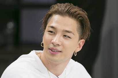 Kunjungi Rumah Fans Pertama Kali, Taeyang Big Bang Bawa Bunga Cantik