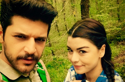 Gulcin Tuncok dan Emre Kivilcim 'Elif' Habiskan Waktu Berdua di Kolam Renang