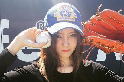 Seriusnya Hyomin T-ara Latihan Jadi Pelempar Pertama Pertandingan Bisbol